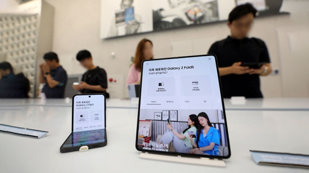 ‘Apple’s Shadow’ Cast Over the Faltering Foldable Phone Market